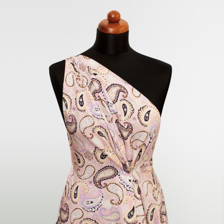 Tkanina bambusowa wyróżnia się lekkością i wyjątkową miękkością, dzięki czemu naturalnie układa się na ciele.