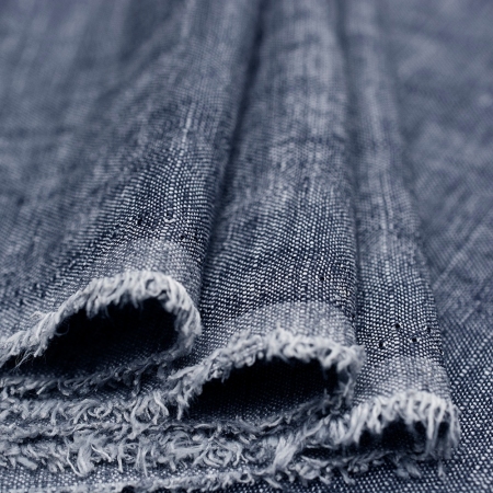 Tkanina lniana, znana także jako len denim, to wyjątkowy materiał wykonany z połączenia lnu i wiskozy.