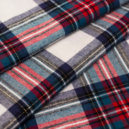 Miękka flanela wykonana z połączenia włókien bawełnianych i syntetycznych, w modnym wzorze kraty.