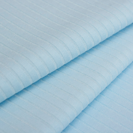 Dzianina RIB to bawełniana dzianina o charakterystycznej fakturze wąskiego prążka, wykonana z naturalnych włókien.