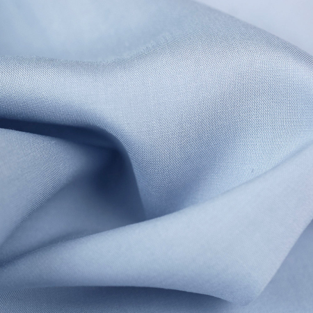 Tkanina wiskozowa o splocie płóciennym, wykonana z wysokiej jakości włókien.