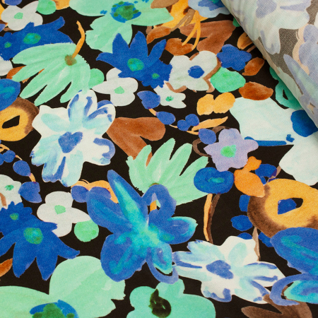 Tkanina z 100% wiskozy to lekki, miękki materiał, który pięknie układa się na sylwetce, tworząc naturalne fałdy i swobodny ruch.