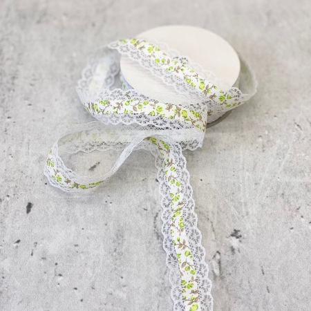 Dekoracyjna taśma koronkowa wykończona ozdobnym paskiem tkaniny.