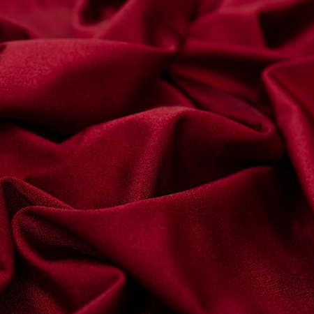 Dzianina typu Lycra to wysokiej jakości materiał o jednolitym kolorze, który zachwyca wyjątkową elastycznością – rozciąga się w obu kierunkach, zapewniając idealne dopasowanie i komfort noszenia.