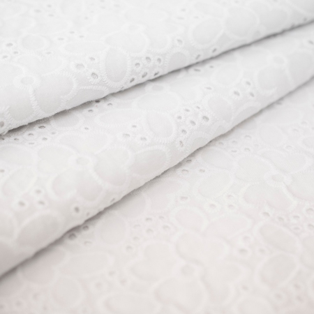 Bawełniany batyst o niskiej gramaturze i jednolitym, białym zabarwieniu.