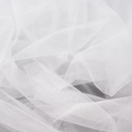 Tiul krystaliczny swoją nazwę zawdzięcza dzięki delikatnie błyszczącej strukturze, mieniącej się pod wpływem światła.