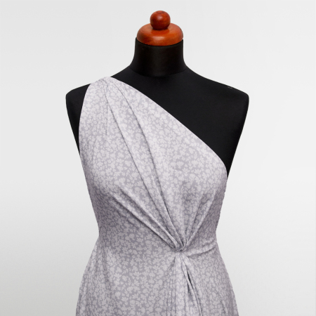 Tkanina z 100% wiskozy to lekki, miękki materiał, który pięknie układa się na sylwetce, tworząc naturalne fałdy i swobodny ruch.