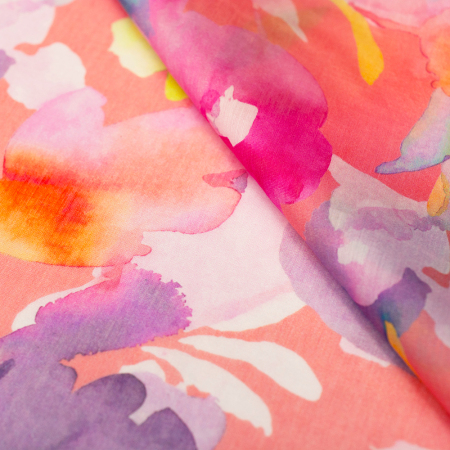 Tencel Capri to ekskluzywna tkanina, która łączy w sobie piękno i praktyczność na najwyższym poziomie.