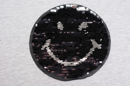 Haftowana aplikacja BLACK SMILE o wymiarach 22cm x 22cm.