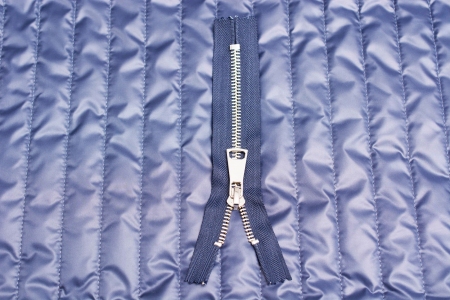 Metalowy zamek o długości 14 cm.