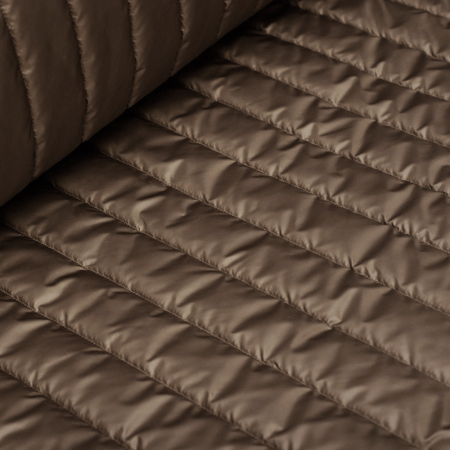 Bardzo modna w tym sezonie tkanina pikowana o delikatnym, satynowym połysku.