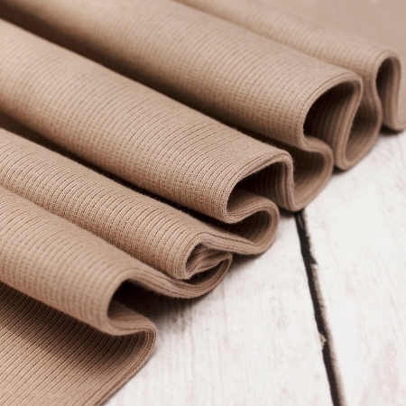 Prążkowana dzianina ściągaczowa, wykonana z naturalnych włókien bawełny.