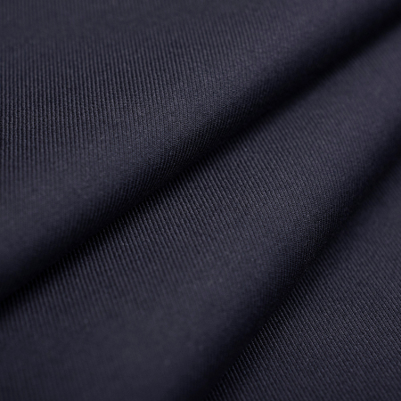 Elegancka wiskozowa tkanina garniturowa o wysokiej jakości, wyróżniająca się naturalną miękkością, przewiewnością i delikatnym chłodem charakterystycznym dla włókien celulozowych.