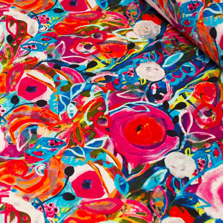 Tkanina z 100% wiskozy to lekki, miękki materiał, który pięknie układa się na sylwetce, tworząc naturalne fałdy i swobodny ruch.