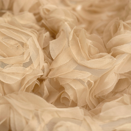 Haftowany tiul z dużym motywem niebieskich różyczek to subtelna i wyjątkowo lekka tkanina, która zachwyca swoją finezją.