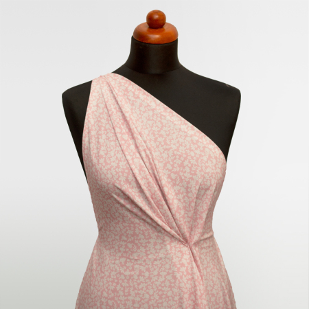 Tkanina z 100% wiskozy to lekki, miękki materiał, który pięknie układa się na sylwetce, tworząc naturalne fałdy i swobodny ruch.