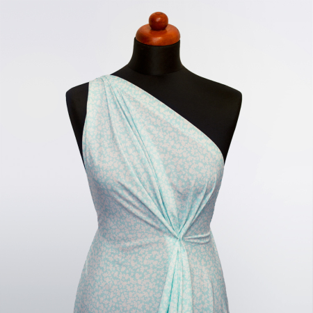 Tkanina z 100% wiskozy to lekki, miękki materiał, który pięknie układa się na sylwetce, tworząc naturalne fałdy i swobodny ruch.