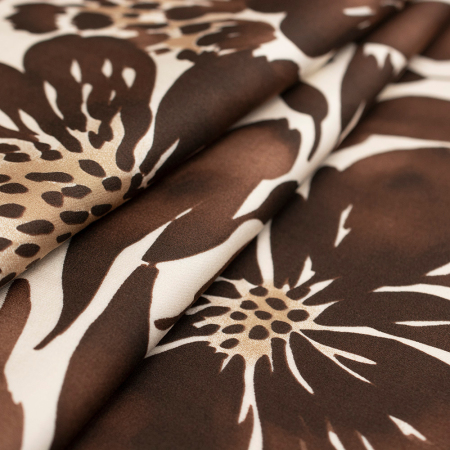 Tkanina wiskozowa z subtelnym połyskiem to doskonały wybór na kobiece projekty, takie jak sukienki, spódnice czy bluzki.