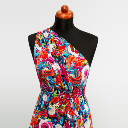 Tkanina z 100% wiskozy to lekki, miękki materiał, który pięknie układa się na sylwetce, tworząc naturalne fałdy i swobodny ruch.