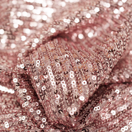 Elastyczna siatka ozdobiona drobnymi cekinami układającymi się gęsto w kształt pasków.