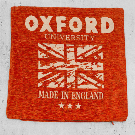 Poszewka dekoracyjna z motywem Oxford University to stylowy dodatek, który doda wnętrzu akademickiego charakteru.