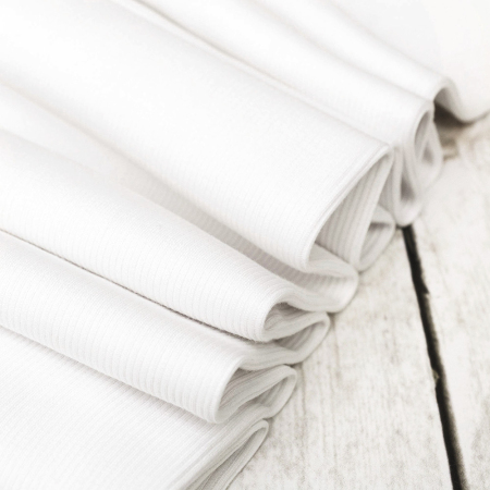 Prążkowana dzianina ściągaczowa, wykonana z naturalnych włókien bawełny.