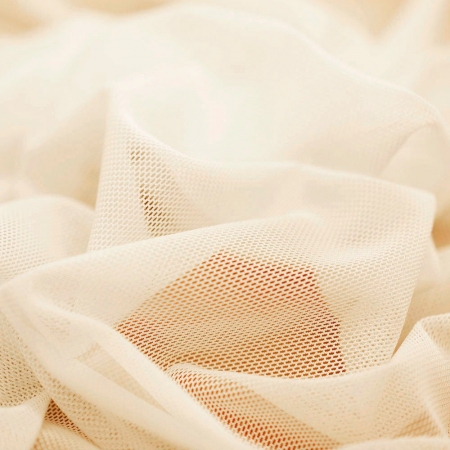 Siatka elastyczna NYLON jest bardziej zwiewna i delikatnie mniej elastyczna w porównaniu do siatki elastycznej Classic.