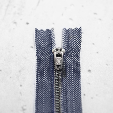 Zamek spodniowy rozporkowy o długości 8 cm, przeznaczony do jeansów.