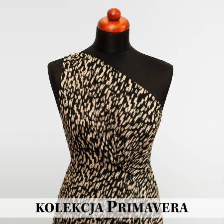 Tkanina z 100% wiskozy to lekki, miękki materiał, który pięknie układa się na sylwetce, tworząc naturalne fałdy i swobodny ruch.