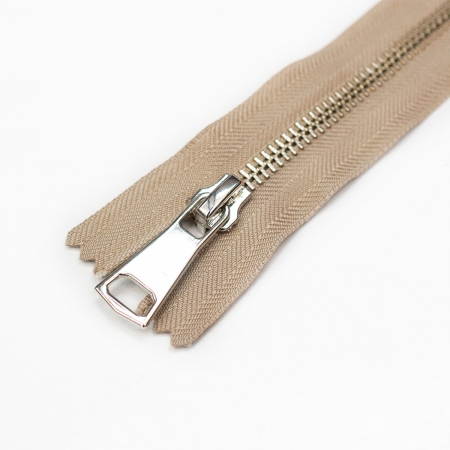 Metalowy zamek o długości 14 cm.