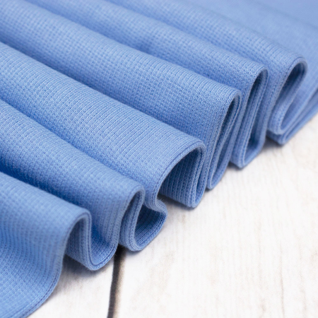 Prążkowana dzianina ściągaczowa, wykonana z naturalnych włókien bawełny.