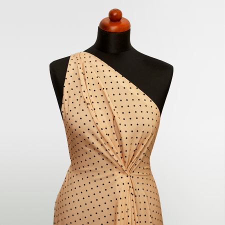 Tkanina z 100% wiskozy to lekki, miękki materiał, który pięknie układa się na sylwetce, tworząc naturalne fałdy i swobodny ruch.