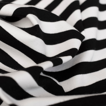 Wzorzysta dzianina bawełniana typu Singiel zachwyca miękkością, przewiewnością i naturalnym komfortem noszenia.