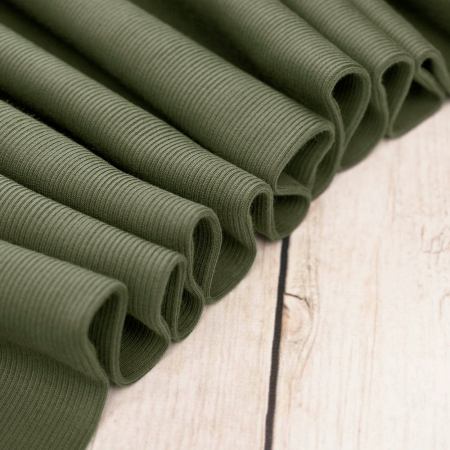 Prążkowana dzianina ściągaczowa, wykonana z naturalnych włókien bawełny.