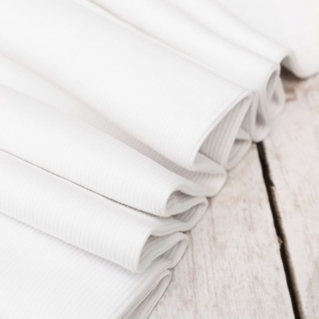 Prążkowana dzianina ściągaczowa, wykonana z naturalnych włókien bawełny.