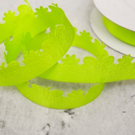 Dekoracyjna taśma satynowa z tłoczonym, wiosennym wzorem.