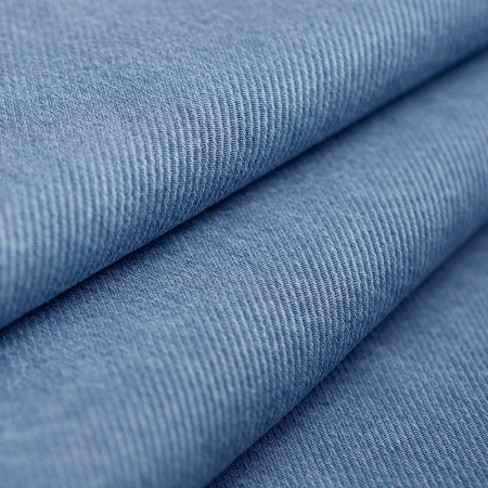 Tkanina jeansowa typu double twill to materiał o charakterystycznym podwójnie diagonalnym splocie, który nadaje jej unikalny wygląd i wytrzymałość.