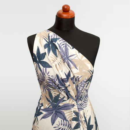 Tkanina z mieszanki lnu i wiskozy to materiał o miękkim chwycie i wyraźnie naturalnej, delikatnie lnianej fakturze.