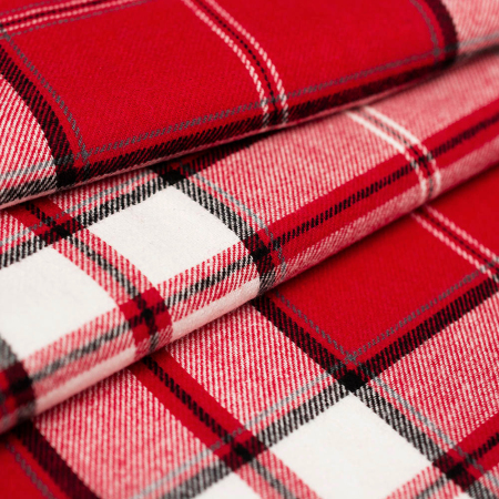 Miękka flanela wykonana z połączenia włókien bawełnianych i syntetycznych, w modnym wzorze kraty.