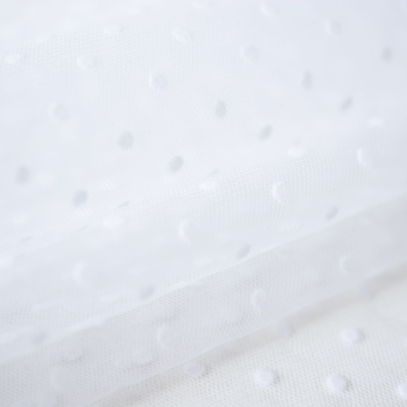 Tiul Velvet Dots, to delikatna tkanina o splocie ażurowym, układającym się w kształt rombów.