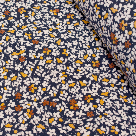 Tkanina z 100% wiskozy to lekki, miękki materiał, który pięknie układa się na sylwetce, tworząc naturalne fałdy i swobodny ruch.