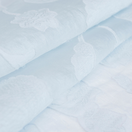 Tkanina z haftem kwiatowym wyróżnia się miękkością, lekkością i przyjemnym chwytem.