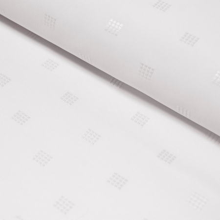 Obrusowa tkanina typu żakardowego w kolorze białym.