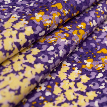 Tkanina z 100% wiskozy to wyjątkowy materiał, który cechuje się wieloma wspaniałymi właściwościami:

- Miękka i lejąca: Idealnie układa się na ciele, tworząc naturalne fałdy i ruchy.