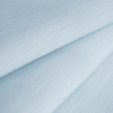 Tkanina Teneryfa to elegancka mieszanka wiskozy z dodatkiem lnu, wyróżniająca się subtelnym, delikatnie melanżowym wykończeniem.