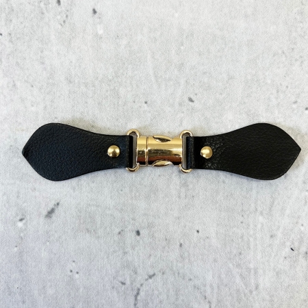 Eleganckie, ozdobne zapięcie wykonane z metalu i eko skóry.