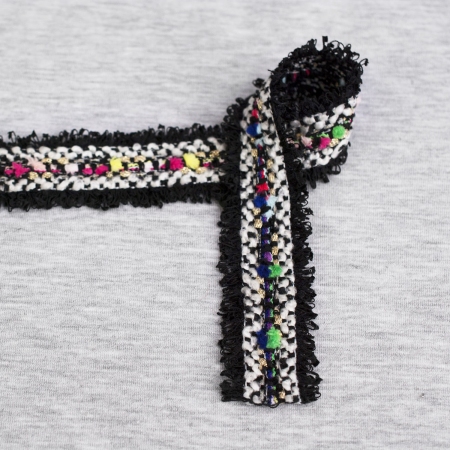 Dekoracyjna taśma w typie Chanel, wykonana z grubej przędzy o szerokości 3,5 cm.