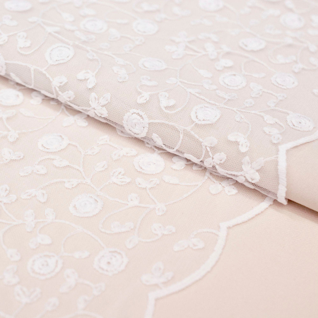 Elegancka koronka gipiurowa, wyróżnia się oryginalnym wzorem, który został wyhaftowany na tiulu.