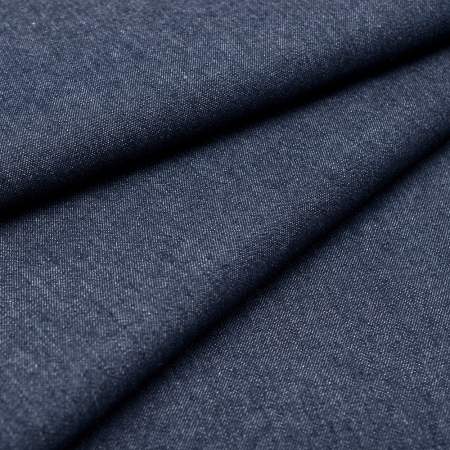 Denim to bawełniana tkanina o klasycznym, ponadczasowym charakterze, łącząca tradycyjny wygląd z nowoczesnym komfortem noszenia.