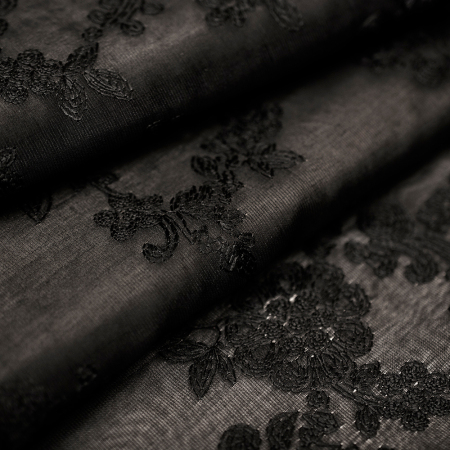 Piękna tkanina z delikatnym haftem zachwyca subtelną elegancją i wyjątkową miękkością.